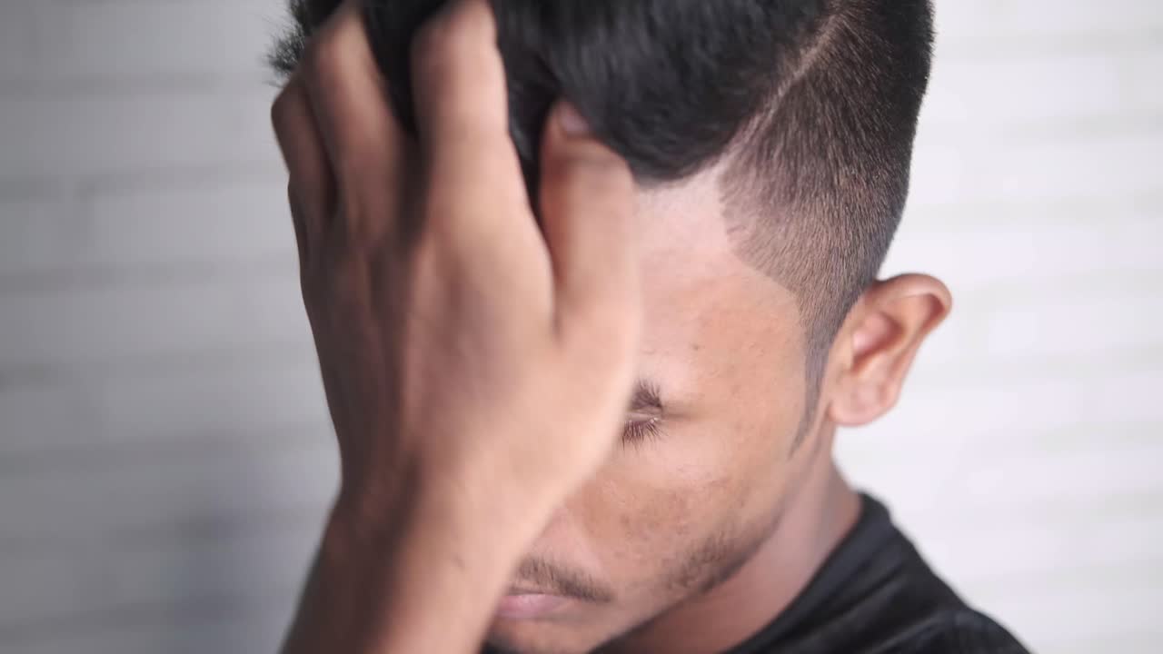 hombre con el cabello arreglado.