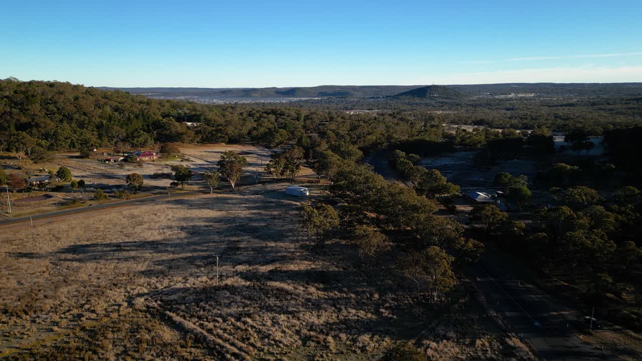 aérea sobre la parte rural de stanthorpe bajo heladas, queensland en la mañana temprano en invierno