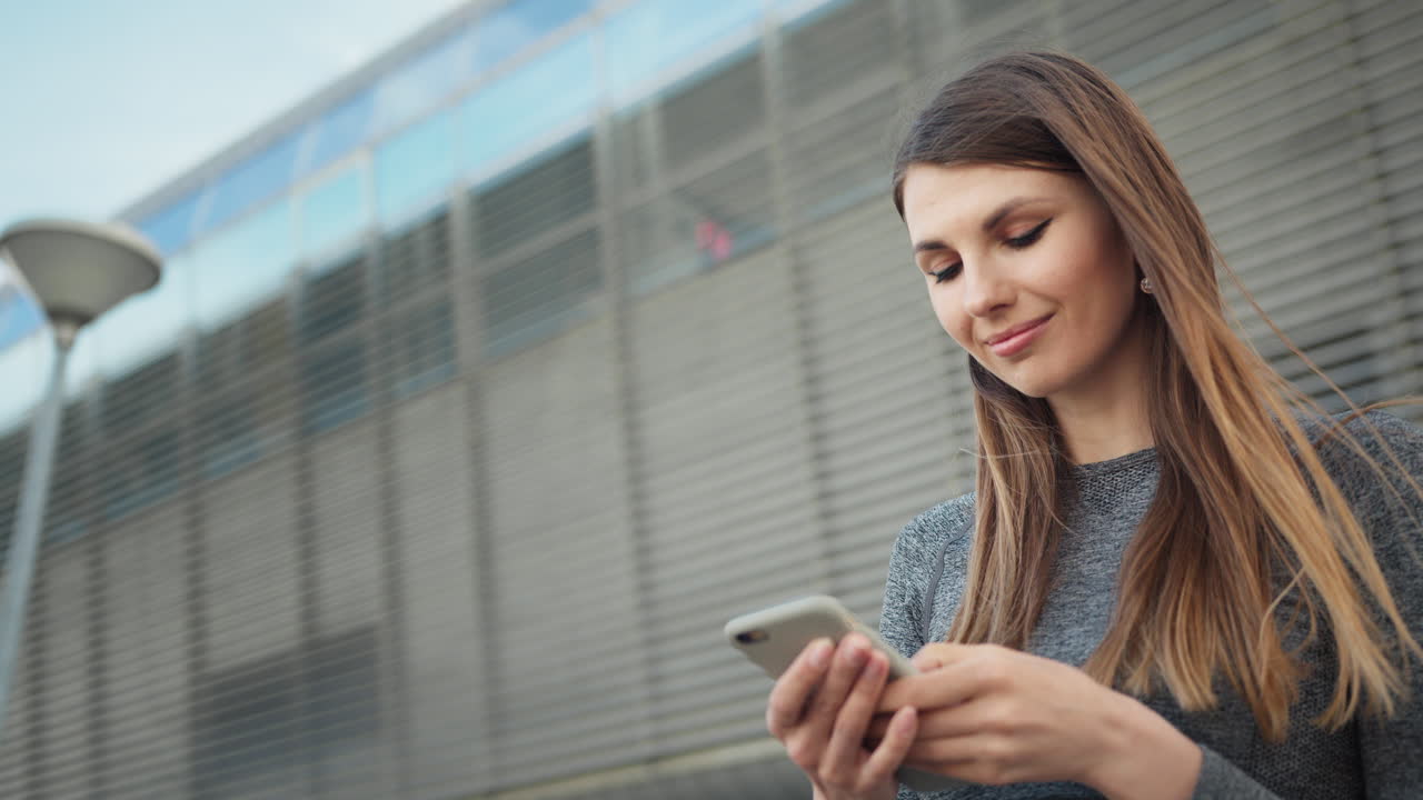 mujer joven usando teléfono inteligente al aire libre