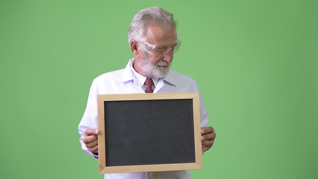 красивый пожилой бородатый мужчина доктор на зеленом фоне