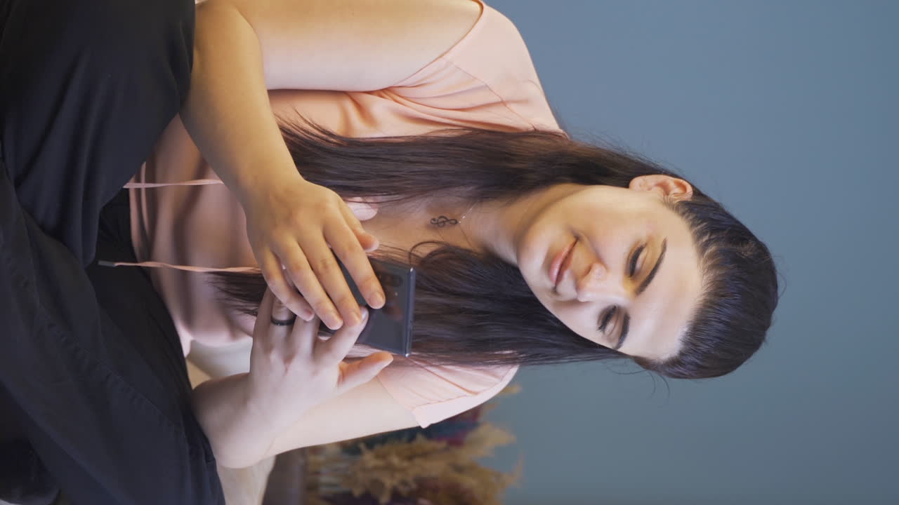 Vídeo vertical de la mujer mirando con anhelo la foto en el teléfono