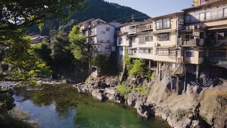 Gujo-Hachiman,-La-Ciudad-Del-Agua,-Hermoso-Barrio-A-Lo-Largo-Del-Río,-Gifu-Japón