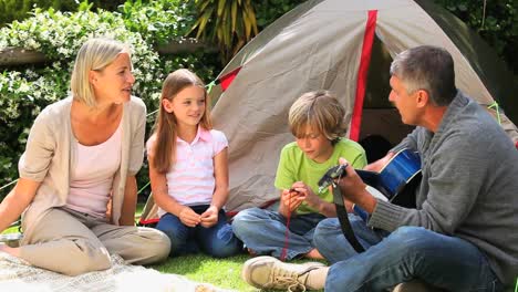 Familie-Hört-Dem-Vater-Zu,-Wie-Er-Gitarre-Spielt