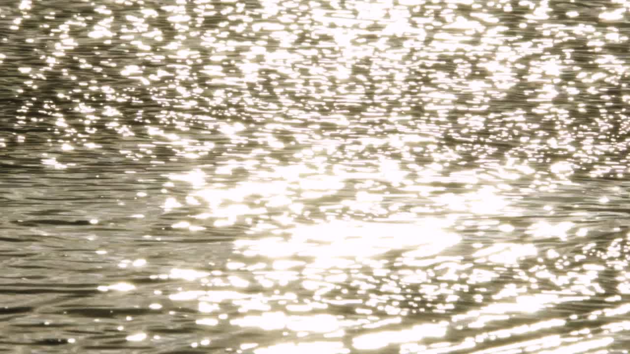 абстрактная океанская волна рябит на берегу пляжа в замедленной съемке