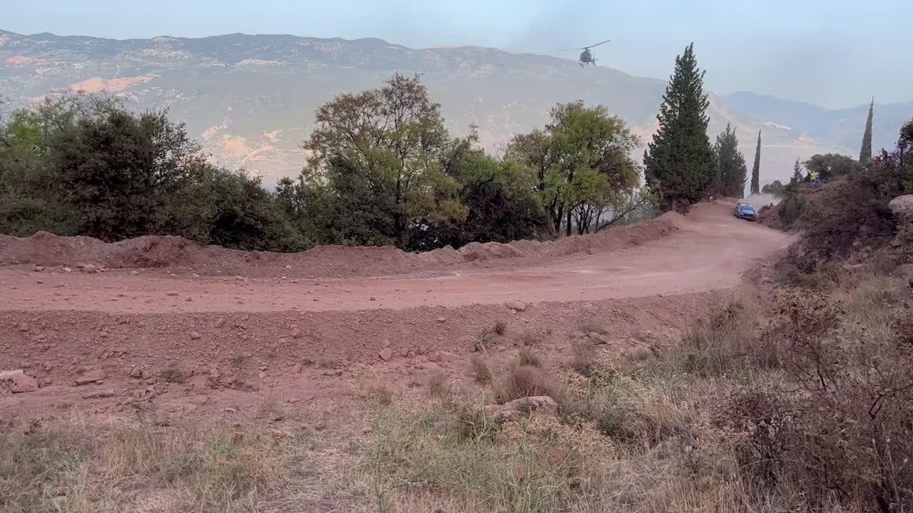 emocionantes carreras de autos de rally a través de montañas escarpadas con polvo, giros agudos y una dramática persecución en helicóptero