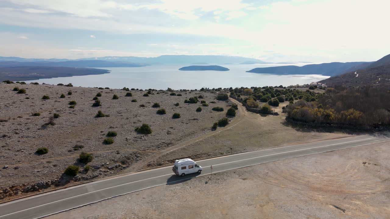 도로에서 캠퍼 밴의 공중 샷을 따르십시오