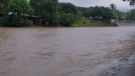 Wasserüberschwemmung-Am-Fluss-Nach-Starkem-Regen---Weitwinkelaufnahme