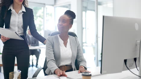 Documentos,-Trabajo-En-Equipo-Y-Mujeres-De-Negocios