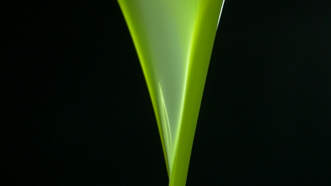 JET OF EXTRA VIRGIN OIL OF A GREEN COLOR