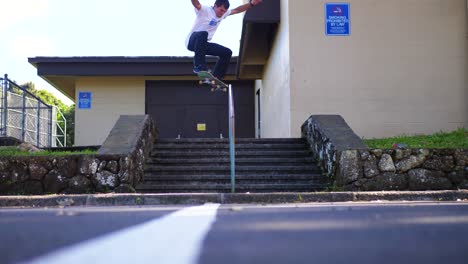 Skater-Macht-Einen-Frontside-Lip-Slide-Auf-Dem-Handrail