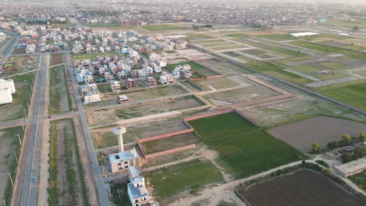 vista de aviones no tripulados volando sobre la moderna sociedad de viviendas residenciales en pakistán