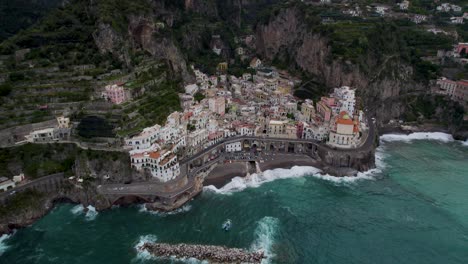 Vista-Aérea-Sobre-La-Playa-De-La-Ciudad-De-Atrani-En-La-Costa-De-Amalfi,-Italia