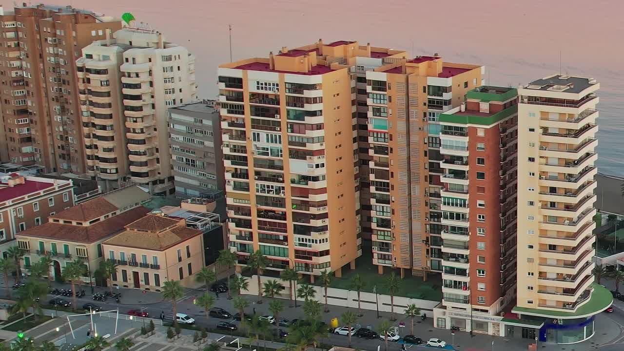 Vista dos edifícios ao longo da costa em Málaga, Espanha, durante o pôr do sol