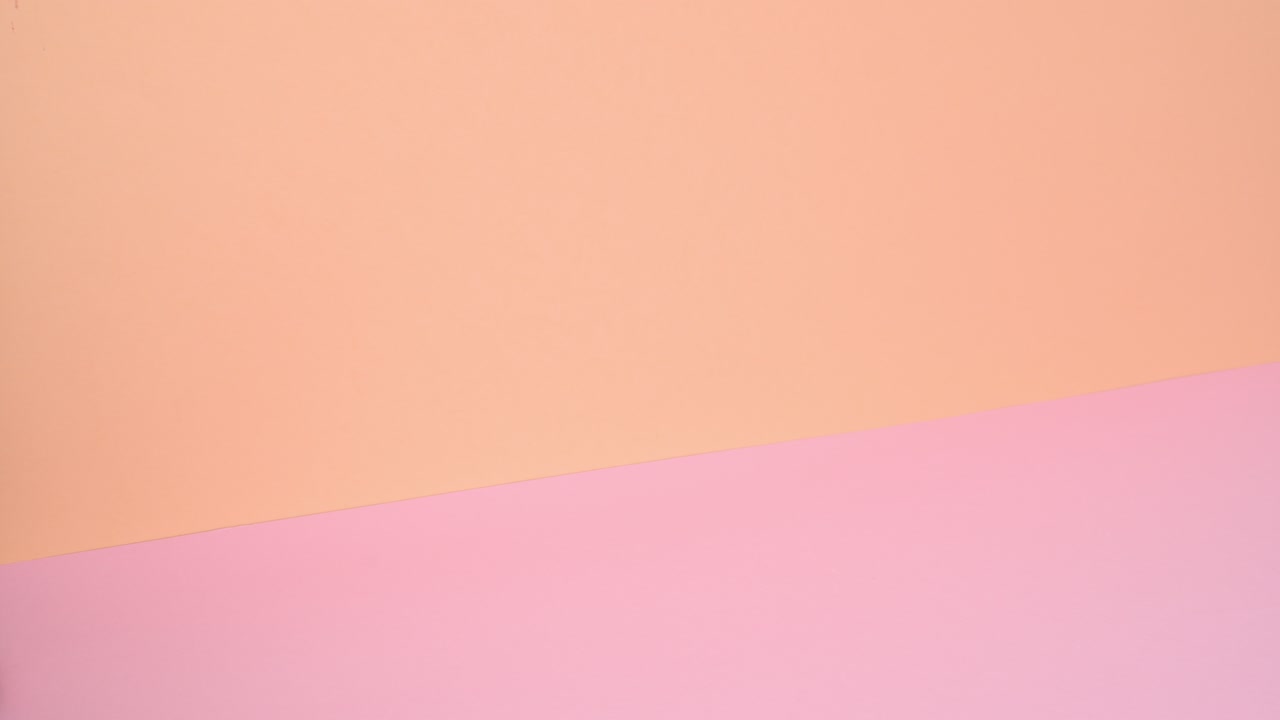 pequeño coche rojo vintage pasando y dejando corazones rojos detrás. stop motion