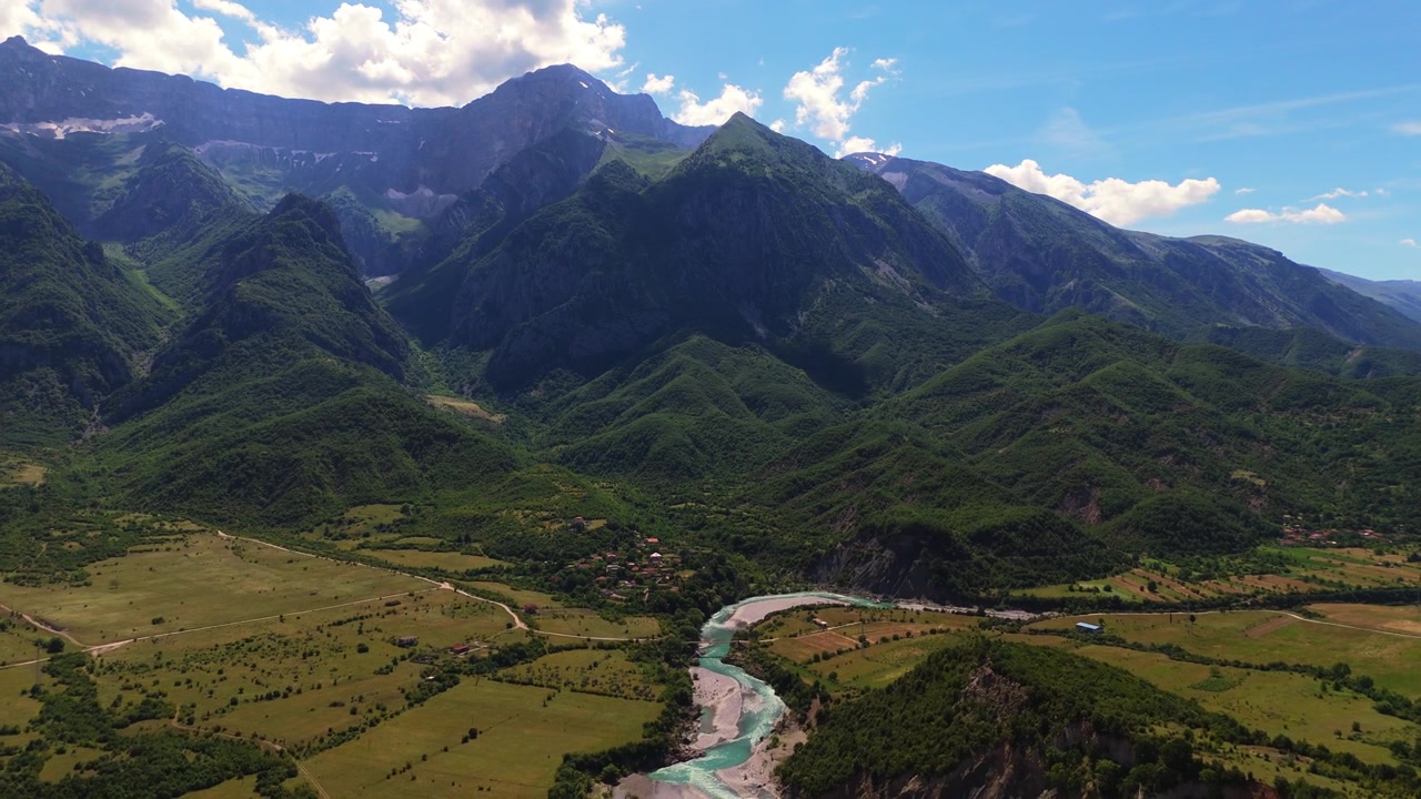 Toàn cảnh từ drone về dòng sông Vjosa ngoạn mục uốn lượn qua thung lũng sâu của hẻm núi Permet ở miền nam Albania.