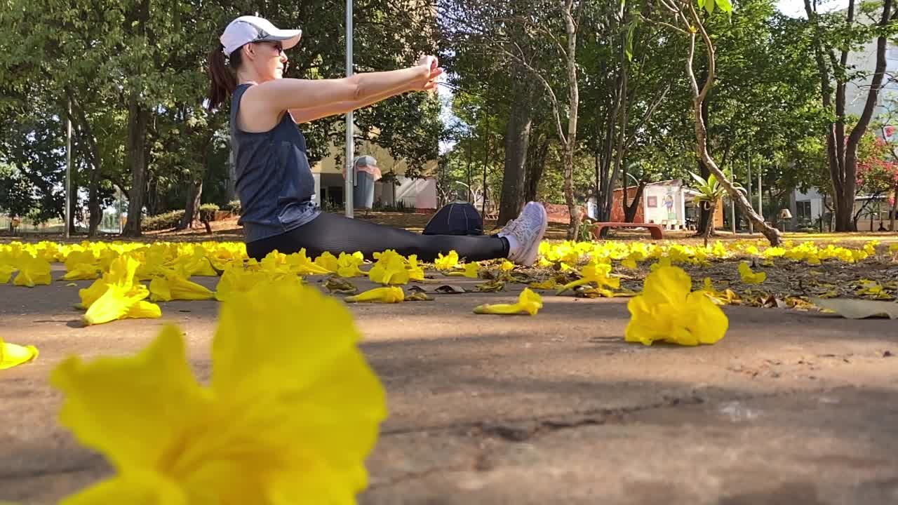 mujer haciendo yoga en una mañana de verano