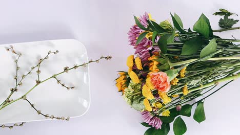 hermoso arreglo floral en un plato