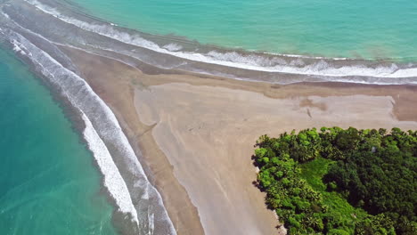 Von-Oben-Nach-Unten-Luftaufnahme-Des-Tropischen-Walschwanzstrandes-Im-Nationalpark-Marino-Ballena