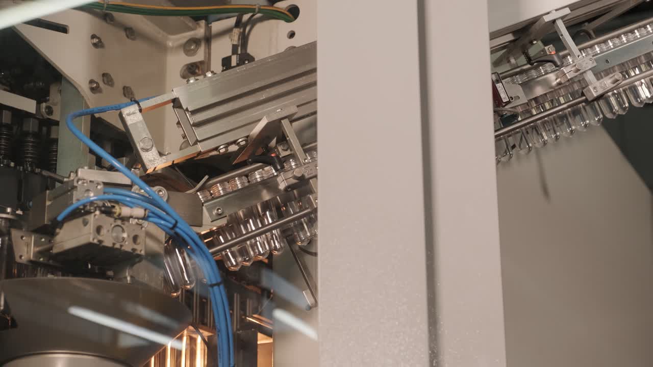 la máquina de llenado automático vierte agua en botellas de plástico para mascotas en una moderna planta de bebidas