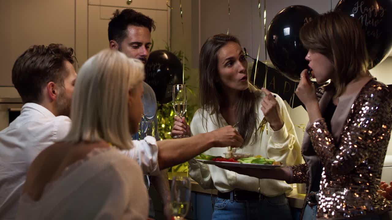 파티 에서 술 을 마시고 먹는 친구 들