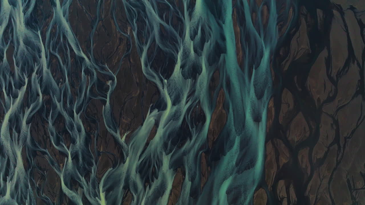 las trenzas del río kalfafell, islandia - perspectiva detallada de un río - toma aérea de un dron