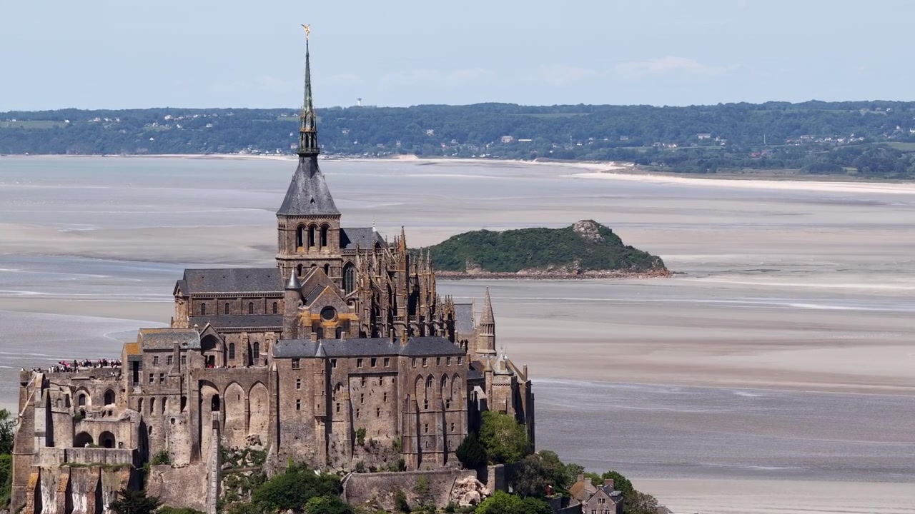 Historisk middelalderkloster Mont Saint-Michel på en tidevandsø i Normandiet, Frankrig.