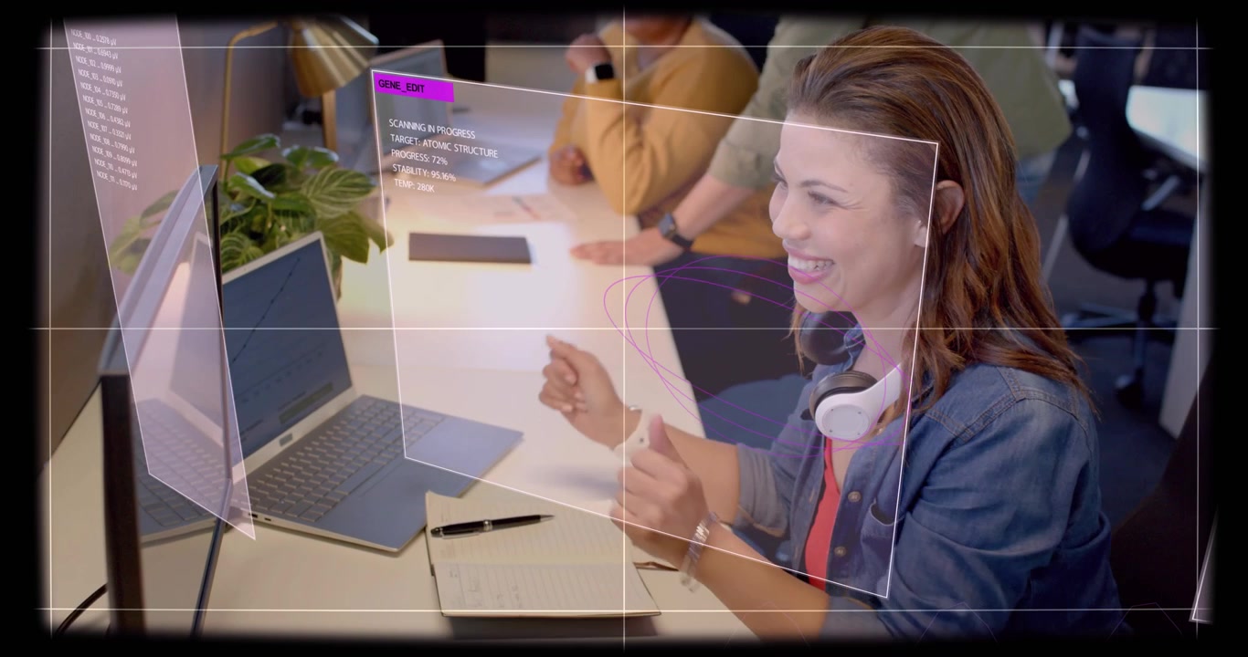 Donna che digita sul laptop in ufficio, causando l'aggiornamento dell'HUD, controllando il telefono e confermando il completamento.