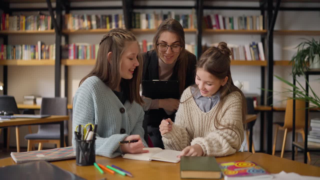 estudiantes que aprenden en una biblioteca