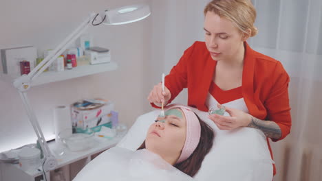 tratamiento facial en un salón de belleza