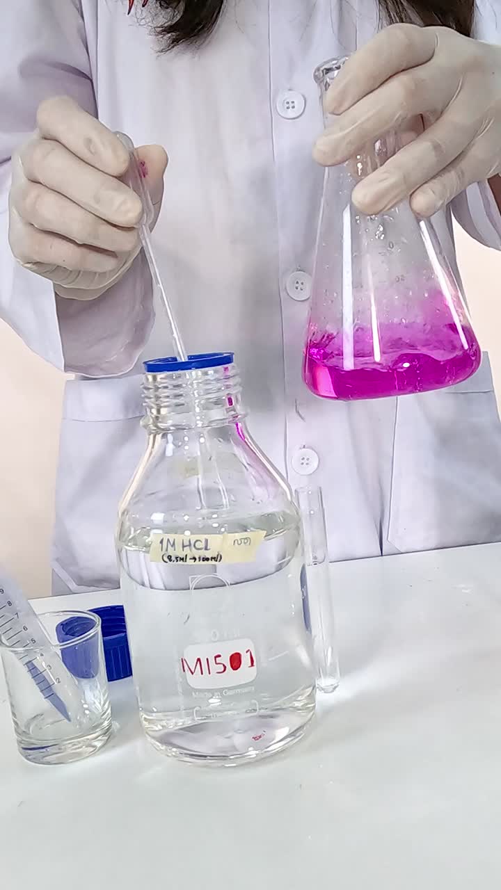demostración de reacción química con cambio de color