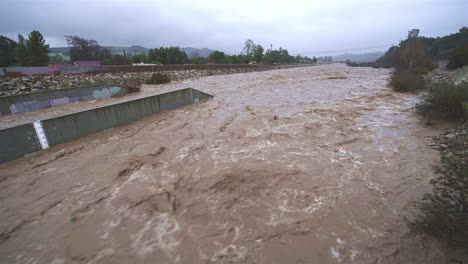 un río en el sur de california comienza a inundarse durante una gran tormenta