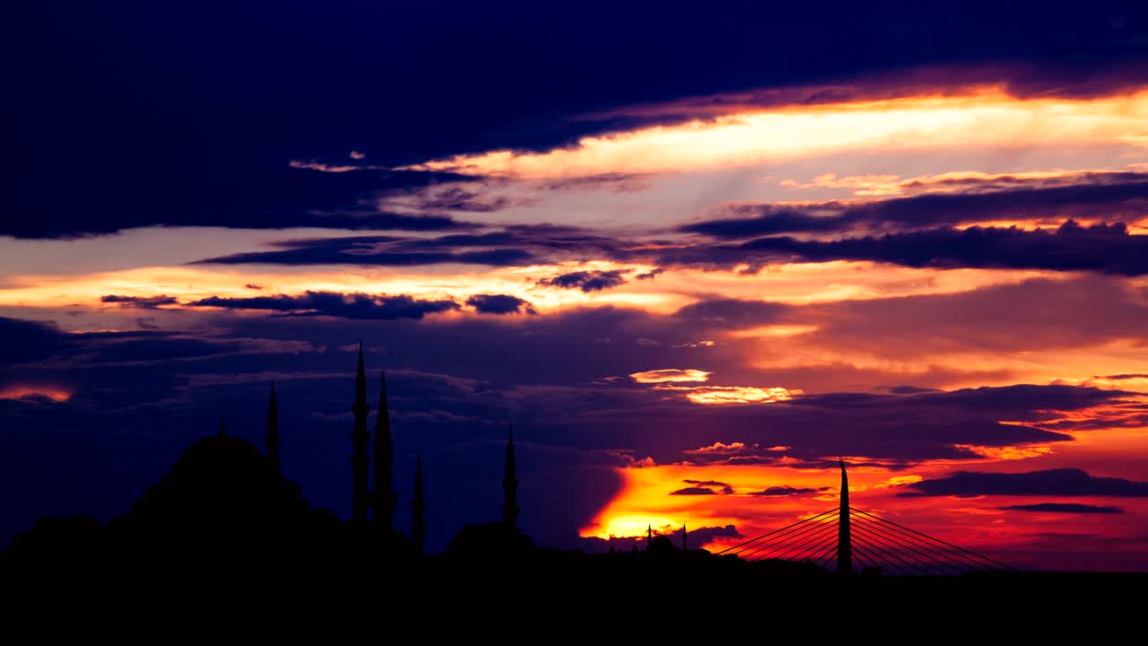 일몰 시 에 유명한 술레이마니 모스크 와 함께 이스탄불 도시 풍경 의 타임 스 뷰