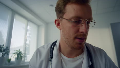 video de un médico completando el examen del paciente en la clínica. vista en primera persona.