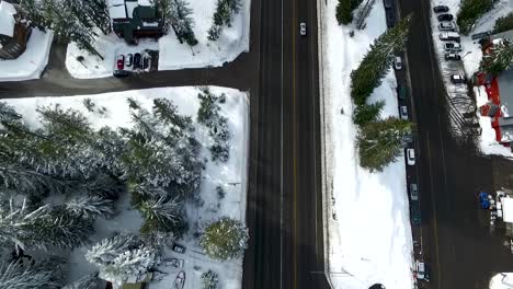 Antenne-Einer-Autobahn,-Die-Durch-Einen-Skiort-Gepflastert-Ist