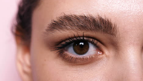 primer plano del ojo de una mujer hermosa