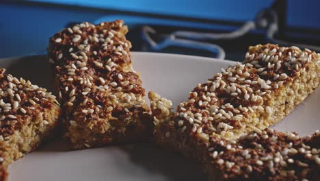 barras vegetarianas sanas y deliciosas cubiertas con semillas de sésamo en un plato