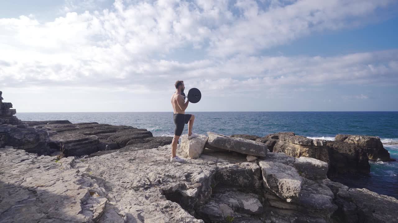 hombre musculoso haciendo ejercicio.