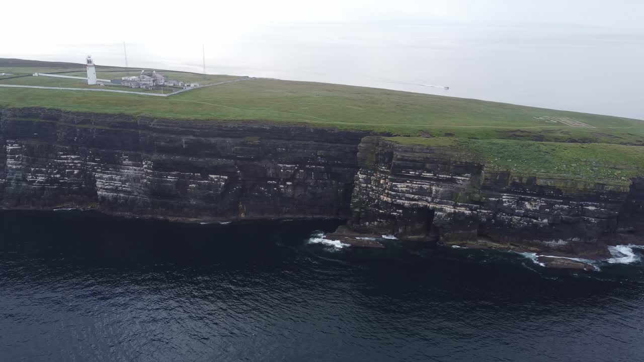 toma panorámica con drones de los acantilados de loop head y el faro