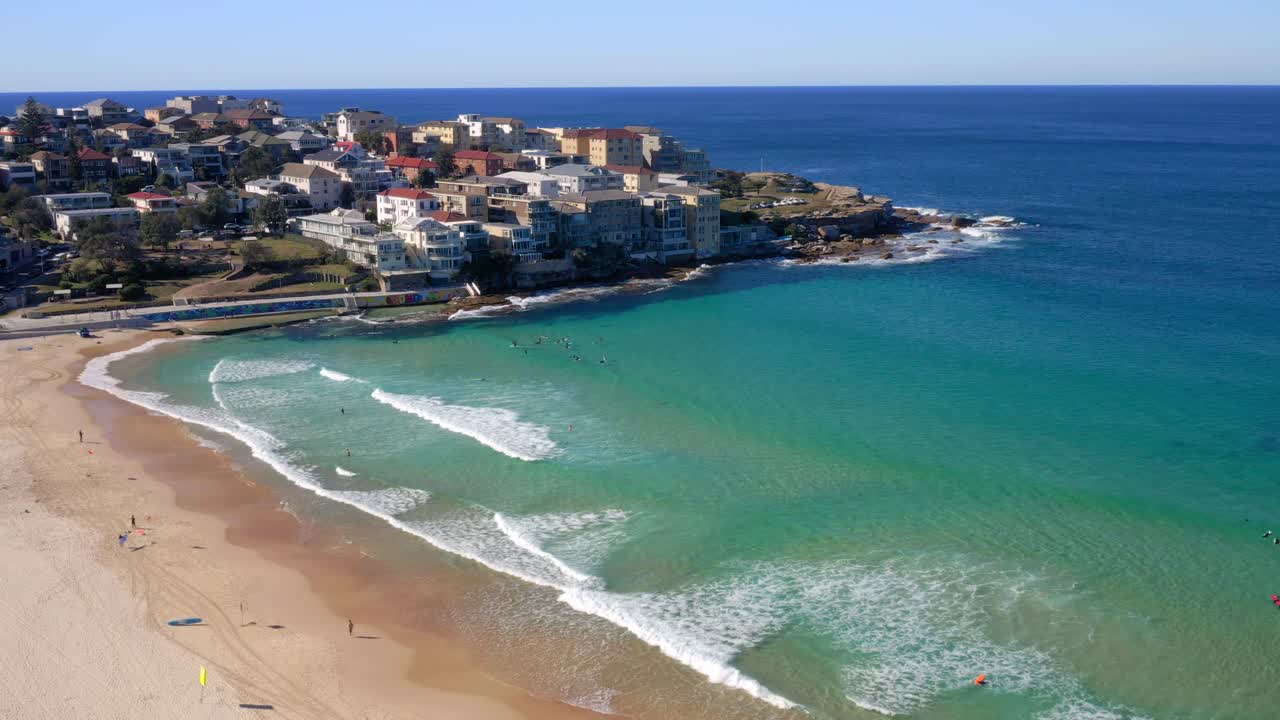 gente surfeando en la playa de bondi junto al mar azul con ben broquel en north bondi, nsw, australia
