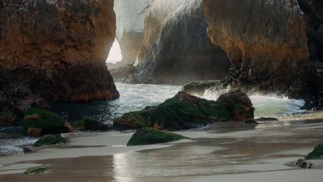 cuevas costeras y olas