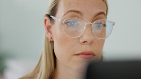 gafas, computadora portátil y mujer de negocios leyendo