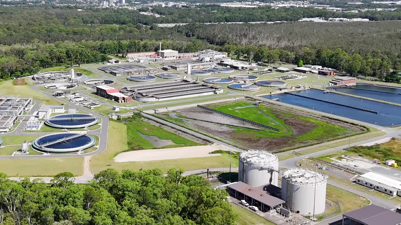 el avión no tripulado captura la planta de tratamiento expansiva y sus alrededores