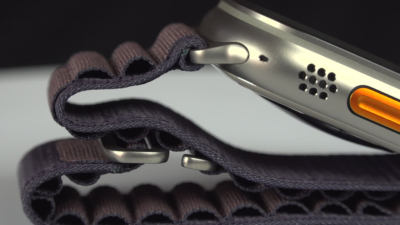 回転するテーブル上のアップルウォッチウルトラ2のクローズアップビュー