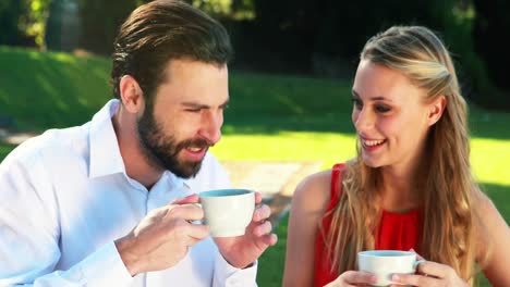 pareja tomando café en un restaurante al aire libre 4k