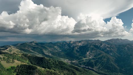 Las-Nubes-De-Tormenta-Se-Mueven-Sobre-La-Cordillera