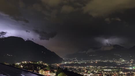 Zeitraffersequenz-Eines-Gewitters-über-Den-Alpen-In-Meran,-Italien