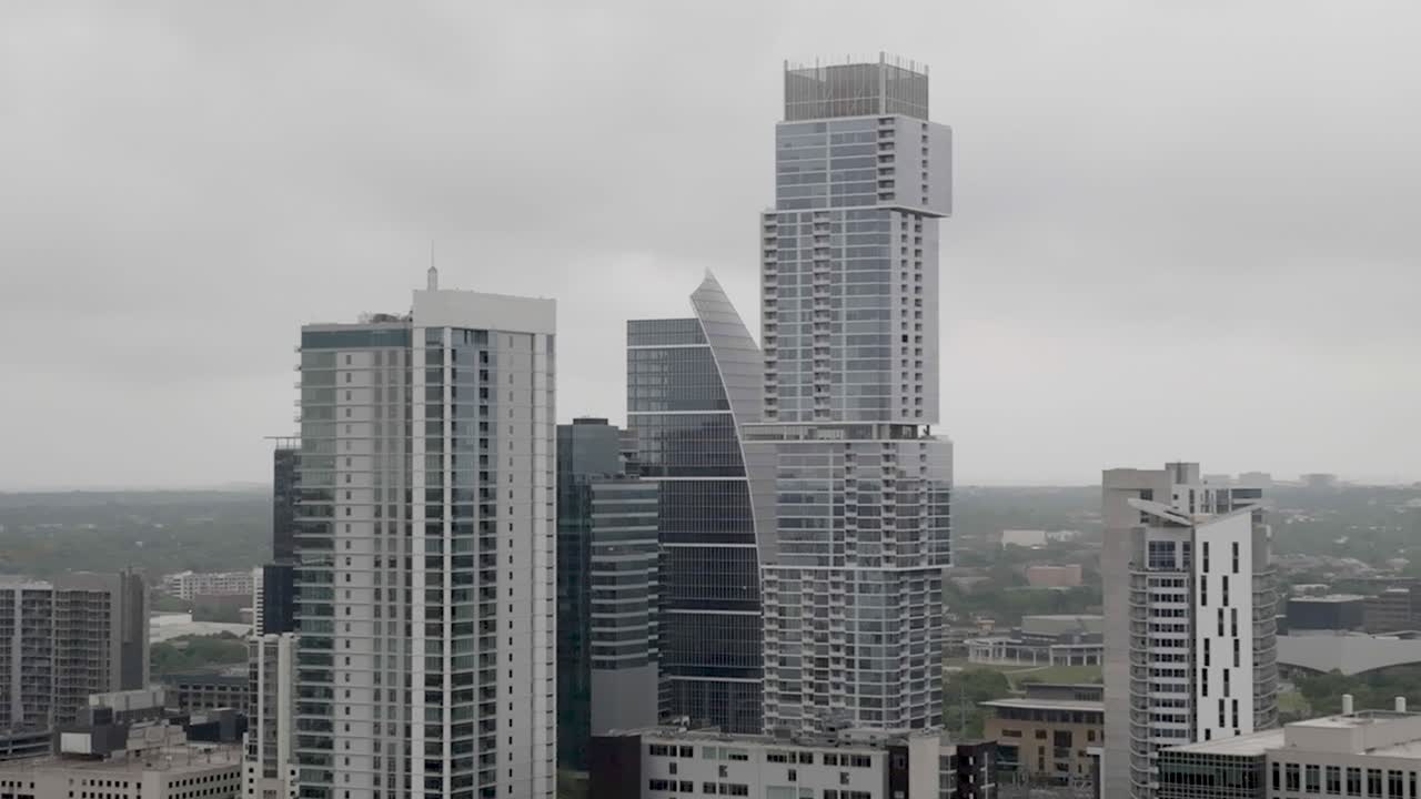vista de cerca de los edificios en el centro de austin, texas con drone paralaje girando