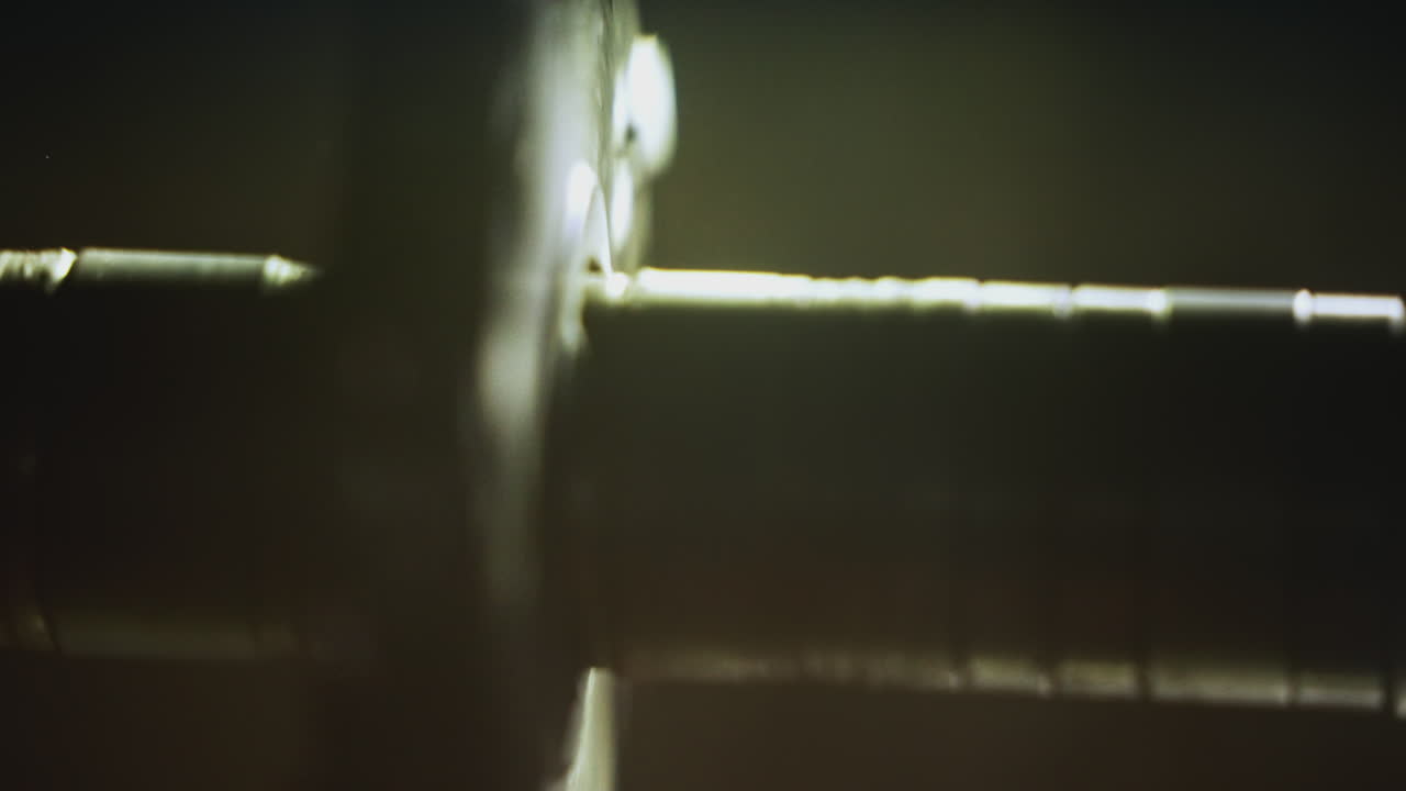 primer plano de la conexión de la tubería metálica