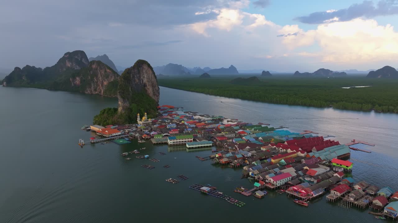 Đảo Koh Panyee nổi lên từ Vịnh Phang Nga, Thái Lan