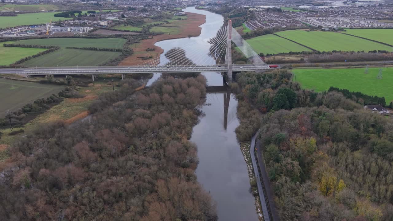 메리 맥칼리스 보인 리 다리가 울창한 과 보인 강을 가로지르는 공중 사진